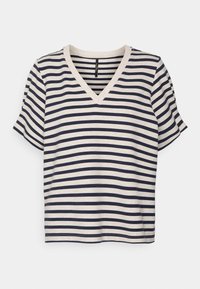 Camiseta de manga corta con escote en V a rayas azul marino y crema, fabricada en un tejido suave. Presenta un ajuste relajado con un diseño sencillo y dobladillo recto.