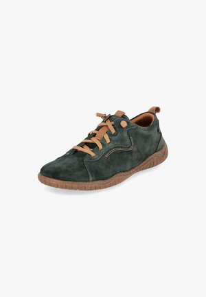 Chaussure décontractée en daim vert foncé avec des lacets marron, des coutures et une semelle en caoutchouc texturée, présentée légèrement en angle sur fond blanc.