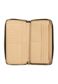 Portafoglio con zip in pelle nera con interno beige. Presenta più slot per carte, un compartimento con zip e una superficie liscia.