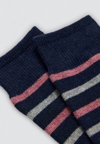 Calcetines a rayas con una base de navy oscuro y rayas horizontales en gris claro, rosa y blanco roto; textura de punto suave y puños acanalados.