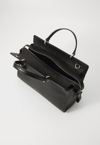 Sac à main en cuir noir avec quincaillerie dorée, doubles poignées supérieures et compartiments zippés. Présente une forme structurée et une texture lisse.