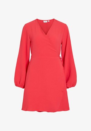 Rochie roșie cu mâneci lungi, tip petrecută, cu decolteu în V și țesătură ușor texturată, prevăzută cu o panglică pe lateral și manșete elastice la mâneci.