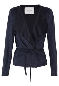 Giacca blu navy con un frontale drappeggiato e aperto e maniche lunghe. Presenta una cintura in vita e una texture morbida in satin.