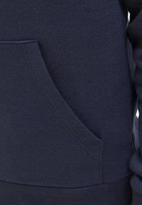 Navyblaues Sweatshirt mit einer Kängurutasche, strukturiertem Stoff und gerippten Bündchen und Saum für eine enganliegende Passform.