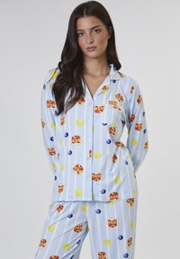 Helles blaues Schlafanzugsset mit vertikalen weißen Streifen, das Pfannkuchen- und Fruchtmuster zeigt. Der Stoff wirkt glatt, mit einem kurzärmeligen, knöpfbaren Oberteil.