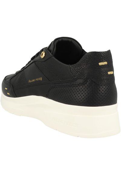 Černé tenisky s texturovaným koženým a síťovinovým svrškem, zdobené zlatými akcenty, bílou gumovou podrážkou a perforovanými detaily na bocích.