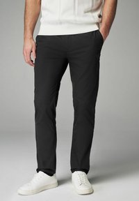 Next SLIM FIT LIGHTWEIGHT STRETCH - Chinos tipa bikses - black