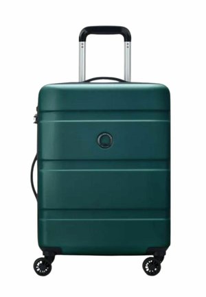 Valigia rigida verde scuro con quattro ruote girevoli e manico telescopico esteso.
