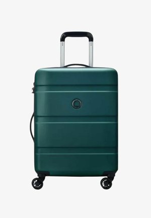 Valigia rigida verde scuro con quattro ruote girevoli e manico telescopico esteso.