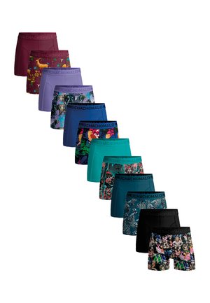 Rôzne pánske boxerky v rôznych farbách a vzoroch, vrátane jednofarebných, kvetinových a grafických dizajnov, s čiernymi elastickými pásikmi.