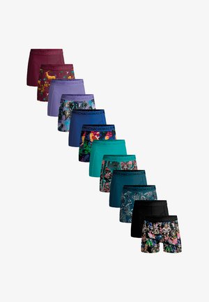 Rôzne pánske boxerky v rôznych farbách a vzoroch, vrátane jednofarebných, kvetinových a grafických dizajnov, s čiernymi elastickými pásikmi.