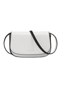 Weißes Leder-Crossbody-Bag mit einem schwarzen Riemen, ausgestattet mit einem abgerundeten Klappenverschluss, detaillierten Nähten und einem geprägten Logo auf der Vorderseite.