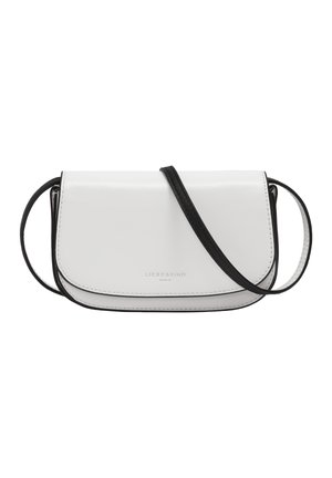 Weißes Leder-Crossbody-Bag mit einem schwarzen Riemen, ausgestattet mit einem abgerundeten Klappenverschluss, detaillierten Nähten und einem geprägten Logo auf der Vorderseite.