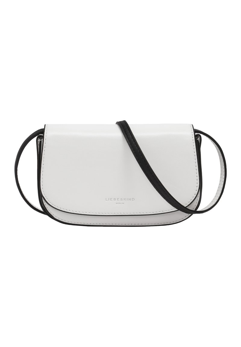 Weißes Leder-Crossbody-Bag mit einem schwarzen Riemen, ausgestattet mit einem abgerundeten Klappenverschluss, detaillierten Nähten und einem geprägten Logo auf der Vorderseite.