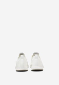 Chaussures de sport blanches au design simple, avec une surface texturée, un bout rond et une languette au talon pour faciliter l'enfilage.