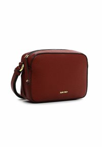 Borsa a tracolla rettangolare in pelle burdeos testurizzata con bordo nero, dettagli metallici dorati e chiusura superiore a zip.