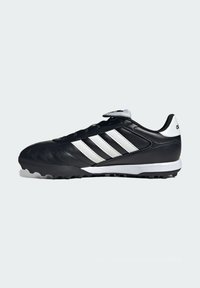 Scarpa da calcio nera con strisce bianche Adidas, design con lacci e suola in gomma con tacchetti per trazione.