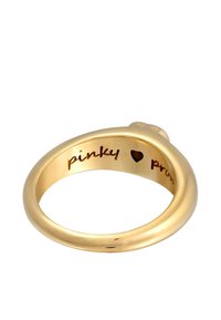 Inel din metal de culoare aurie cu un design neted și rotunjit. În interior gravat cu "promisiunea degetului mic ❤️". Simplu și elegant, cu o finisare strălucitoare.