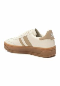 Zapatillas beige con parte superior de cuero liso, dos franjas marrones en el lateral, suela de goma y un acento en el talón color tostado que presenta un detalle de logo blanco.