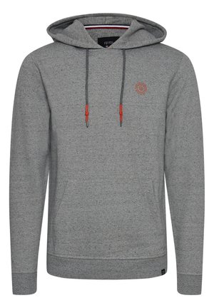 Sudadera con capucha gris y un patrón texturizado, que cuenta con un bolsillo frontal, detalles en cordón rojo y un logo en el pecho.
