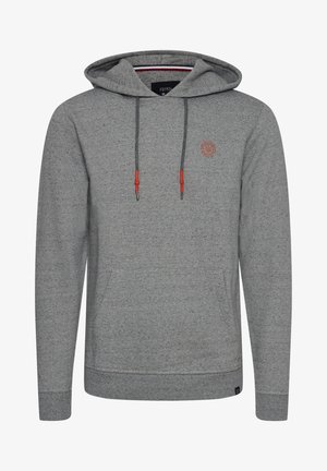 Pilkos kapučino megztinis su tekstūrine raštu, turintis priekines kišenes, raudonas šnerves akcentas ir logotipas ant krūtinės.