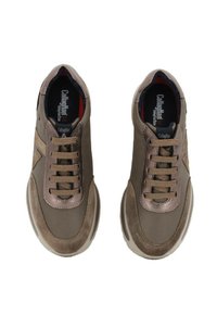 Sneaker marroni in materiale scamosciato e pelle, con punte arrotondate, cinque occhielli e lacci in evidenza. Presenta un logo discreto e dettagli testurizzati.