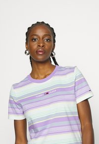Tommy Jeans T-shirt estampada - violet viola/multi