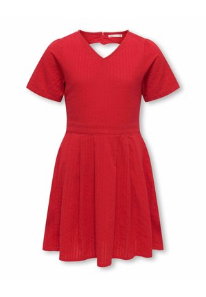 Robe rouge à manches courtes avec col en V, taille cintrée, jupe plissée et petite ouverture en forme de goutte d'eau au niveau de la nuque à l'arrière.