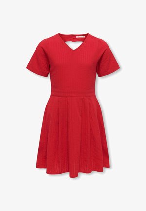 Robe rouge à manches courtes avec col en V, taille cintrée, jupe plissée et petite ouverture en forme de goutte d'eau au niveau de la nuque à l'arrière.