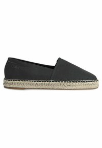 Espadrille noire à enfiler avec semelle en jute tissée et logo subtil Calvin Klein sur le côté, montrée de profil sur fond blanc.