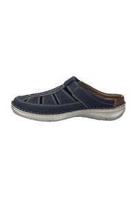 Zoccoli in pelle blu navy slip-on con ritagli, cuciture a contrasto e suola grigia modellata. Presenta un accento in pelle marrone sul tallone.