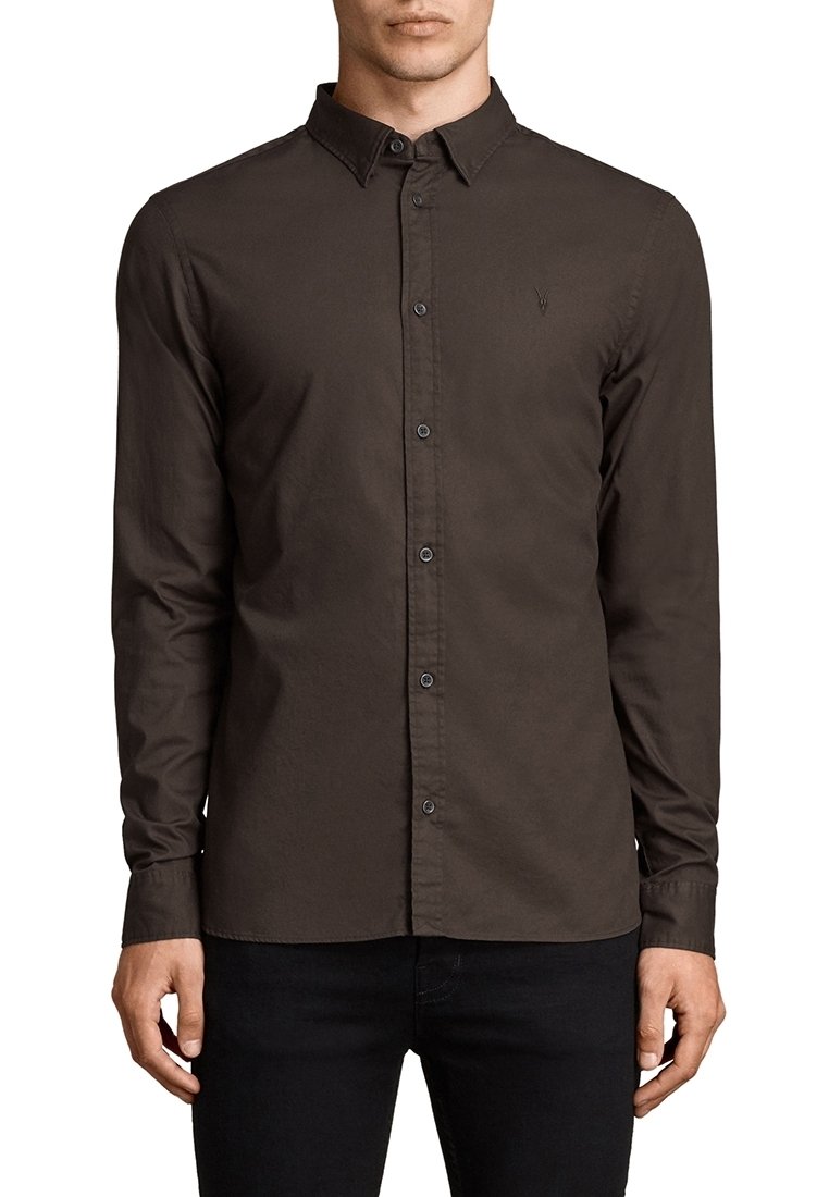 Camisa marrón de manga larga hecha de tela lisa con cuello abotonado, botones delanteros y un logo sutil en el pecho.