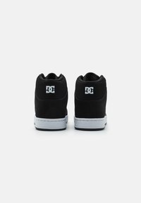 Sorte swuede høyhælte sneakers med en hvit gummi såle og hvite logo detaljer bak. Har en polstret krage for støtte.