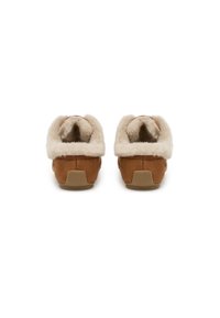 Pantofole in suede marrone con una morbida bordatura in pelliccia crema, forma arrotondata, suole in gomma e senza hardware o decorazioni visibili.