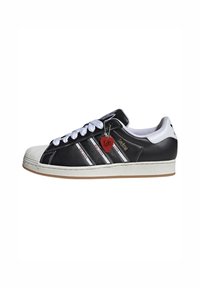 adidas Originals SUPERSTAR KORN - Tenisice - core black transl better scarlet