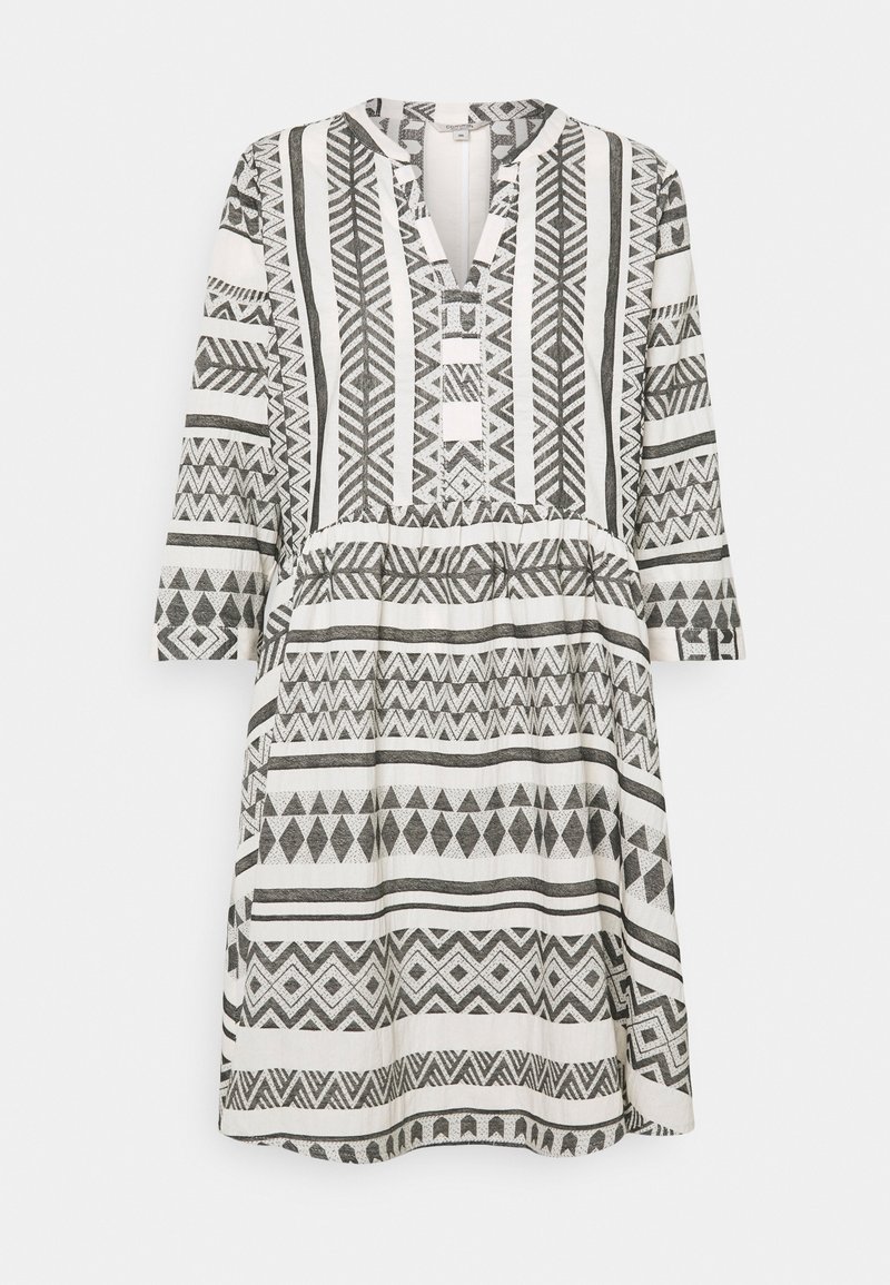 Vestido de patrón en blanco y negro con escote en V, mangas tres cuartos y cintura fruncida. Presenta diseños geométricos y rayas horizontales.