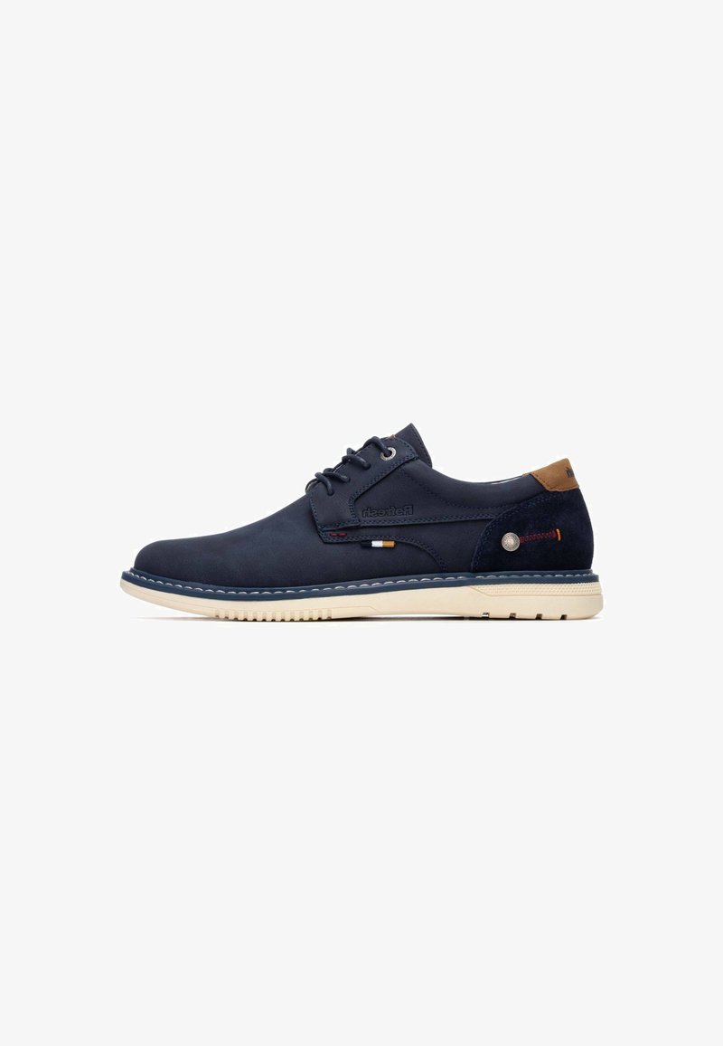 Zapatos de cuero azul marino con cordones, suela de goma beige, detalle en el talón marrón en contraste y costuras decorativas en la parte superior.