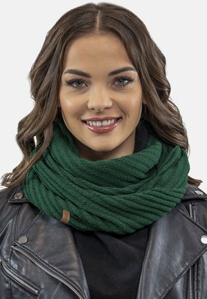 Grüner gerippter Strickschal, der um den Hals gewickelt ist, aus weichem Stoff. Detaillierte Nähte und ein kleines braunes Etikett sind sichtbar.
