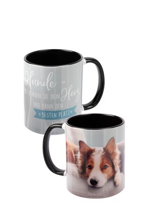 Due tazze di ceramica con manici e interni neri; una mostra la foto di un cane a riposo, l'altra ha un testo in tedesco su cani e cuori.