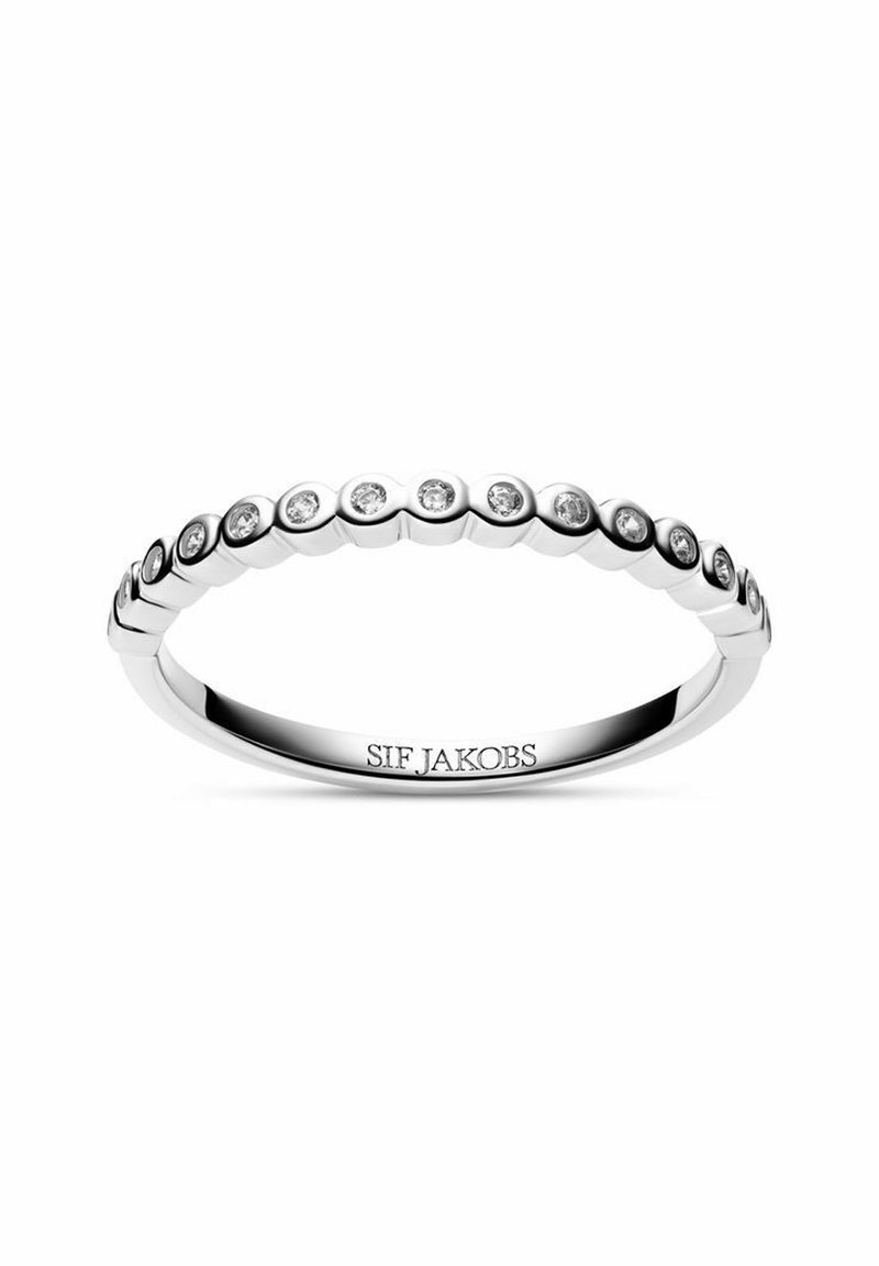 Silver ring med runda, klara ädelstenar jämnt fördelade längs en slät band. Enkel design med en polerad yta och ingraverat varumärke inuti.