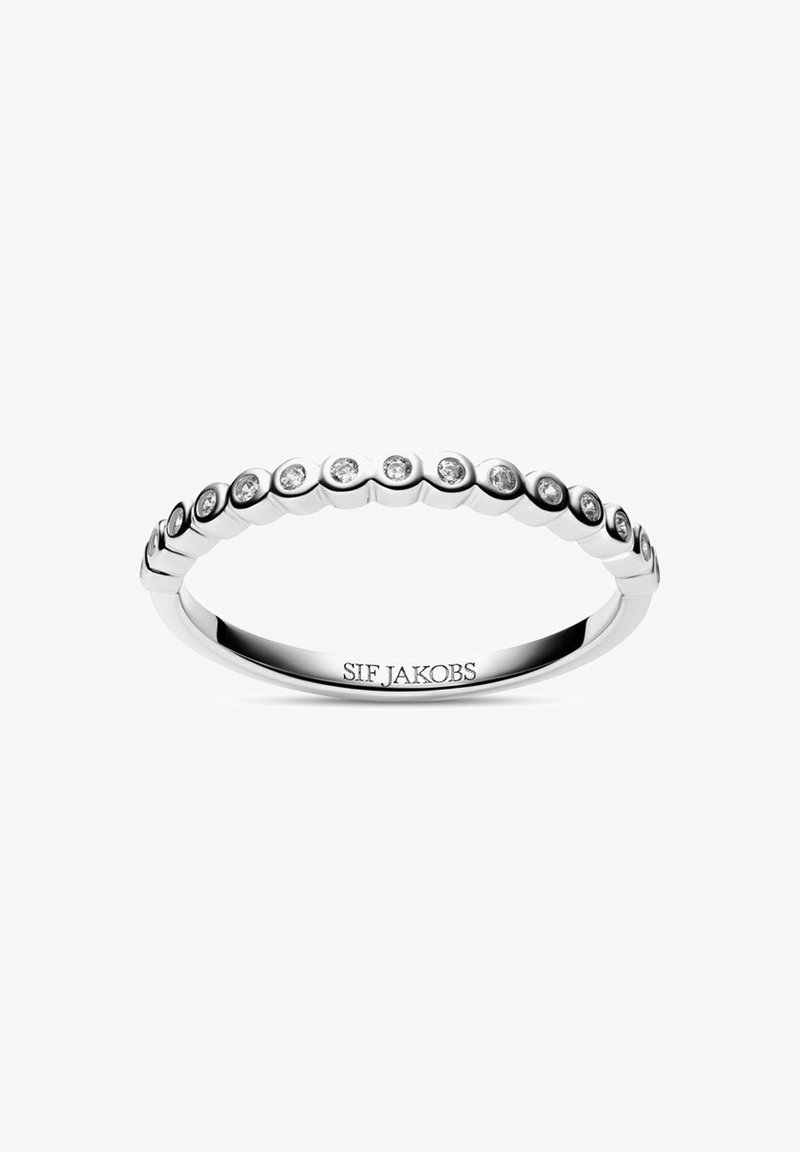 Silver ring med runda, klara ädelstenar jämnt fördelade längs en slät band. Enkel design med en polerad yta och ingraverat varumärke inuti.