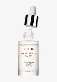 Bottiglia di siero di acido azelaico al 12% Tirtir con contagocce parzialmente sollevato, che mostra il liquido trasparente e i dettagli del prodotto sulla bottiglia di vetro opaco.