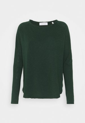 Zielona bluzka z długim rękawem wykonana z lekkiego materiału, z okrągłym dekoltem i nieregularnym dołem. Charakteryzuje się subtelną teksturą na całej powierzchni.