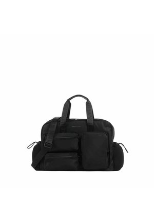 Borsa da viaggio nera in nylon con doppi manici superiori, tracolla regolabile, multiple tasche con zip e tasca laterale in rete per accessori.