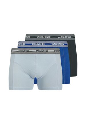 Trois paires de boxers : bleu clair, bleu foncé et noir. Chacune a une ceinture élastique grise avec "JACK & JONES" imprimé en noir. Tissu en coton doux.
