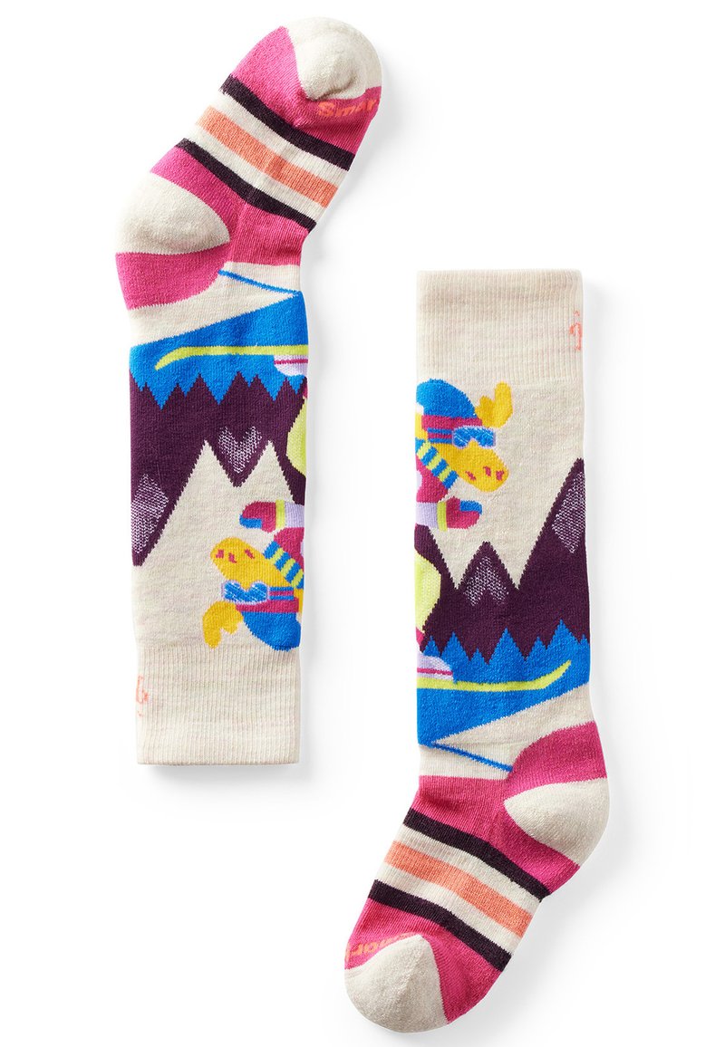 Bunte Kniestrümpfe mit Bergmustern und einem cartoonhaften Elch, der in blauen, gelben, pinken und lila Tönen auf einem weißen Hintergrund Ski fährt.