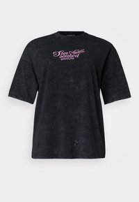 Must have, oversize musternägu must - pehmeast kangast, lühikeste varrukatega, ümmarguse kaelusega ning roosa graafilise trükiga, kus on kirjas "Päikese käes kastetud fänn."