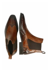 Botas de cuero marrón hasta el tobillo con puntera puntiaguda, paneles texturizados en contraste, laterales elásticos y tacón bajo. Incluye costuras decorativas.