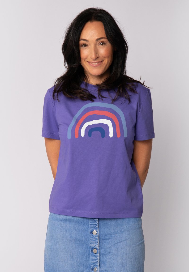 Paarse katoenen t-shirt met een regenboogafbeelding in rood, blauw en wit. Het shirt heeft een klassieke snit en korte mouwen.