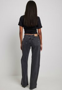 NA-KD Alt laienevad teksad - dk grey